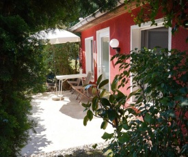 HAUS MIT KUNST ZWISCHEN WALD UND SEE